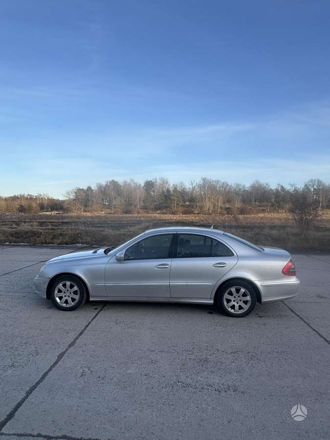Mercedes-Benz E220, Седан