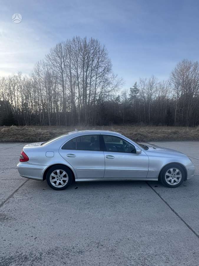 Mercedes-Benz E220, Седан