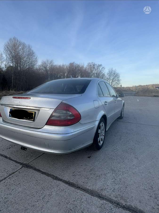 Mercedes-Benz E220, Седан