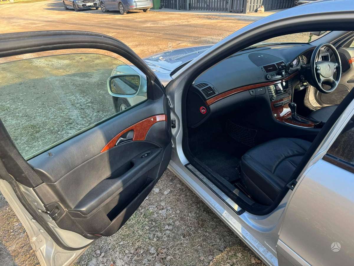 Mercedes-Benz E220, Седан