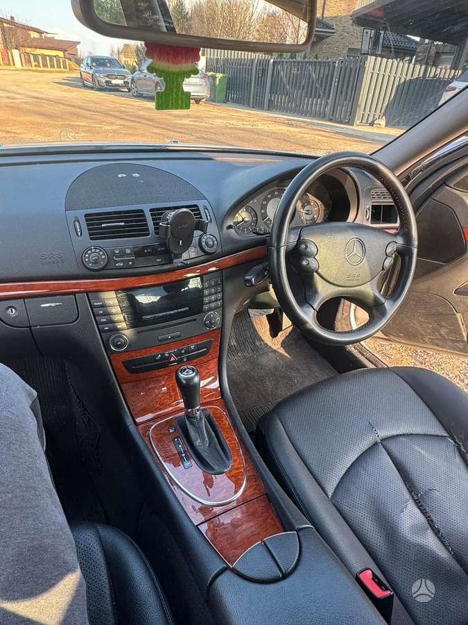 Mercedes-Benz E220, Седан