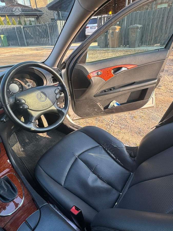 Mercedes-Benz E220, Седан