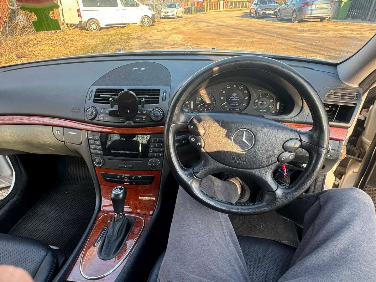 Mercedes-Benz E220, Седан