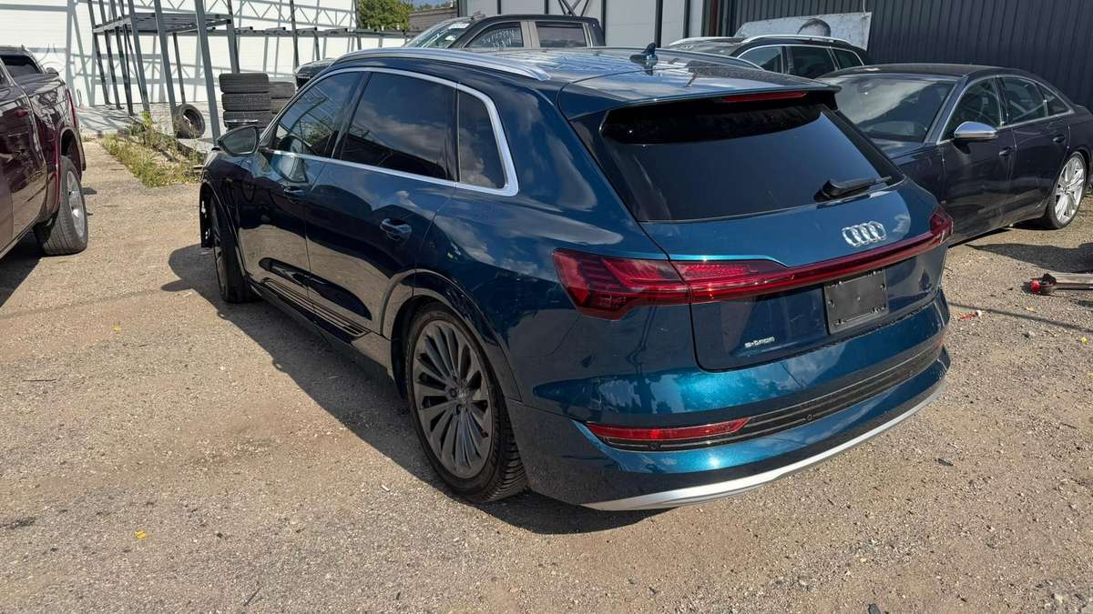 Audi e-tron, 95 kWh, off-road / crossover