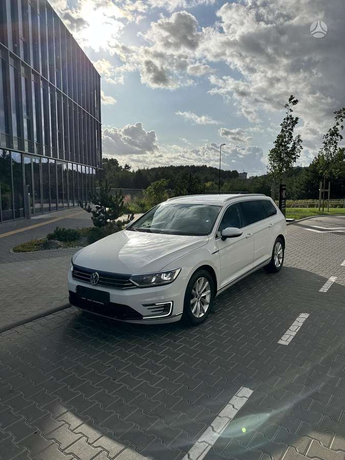 Volkswagen Passat - 1