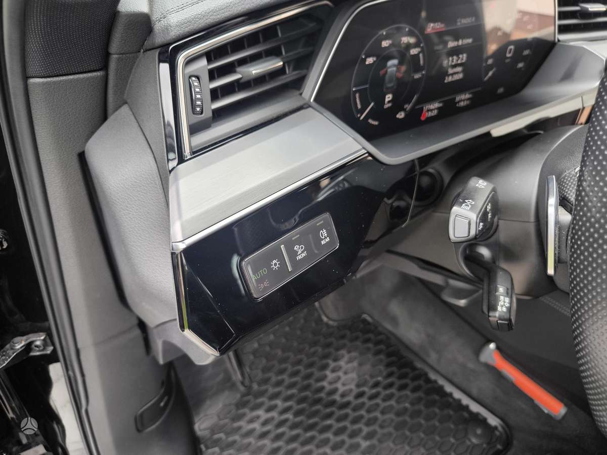 Audi e-tron, 95 kWh, off-road / crossover
