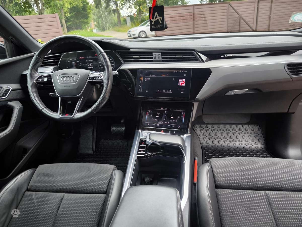 Audi e-tron, 95 kWh, off-road / crossover