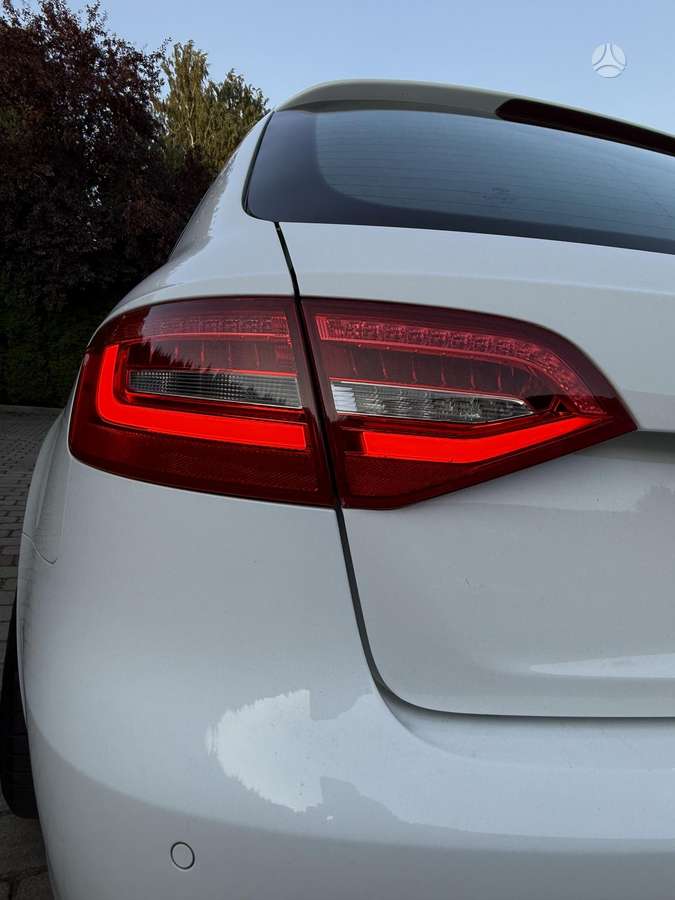 Audi A4, universalas