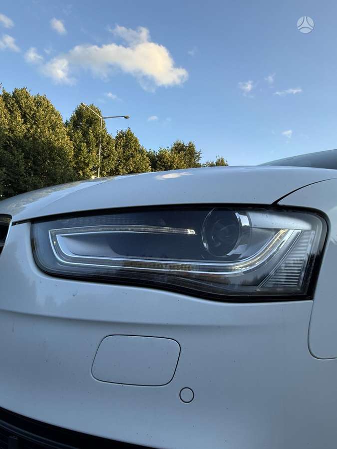 Audi A4, universalas