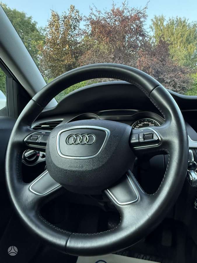 Audi A4, universalas