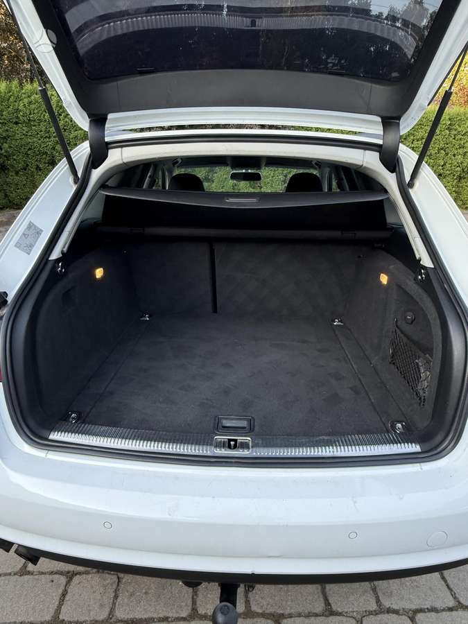 Audi A4, universalas