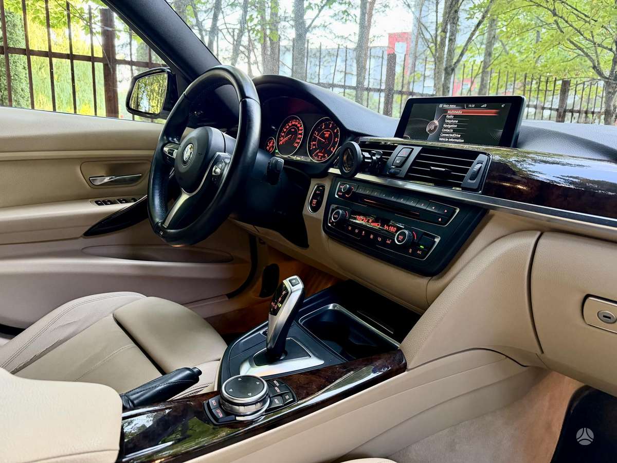 BMW 320, Седан