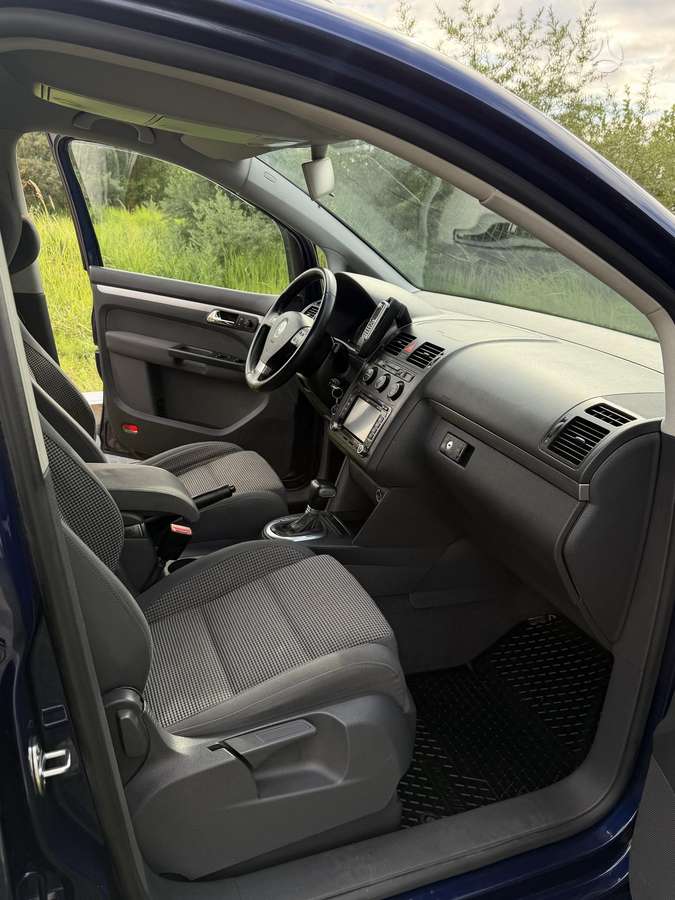 Volkswagen Touran - 12