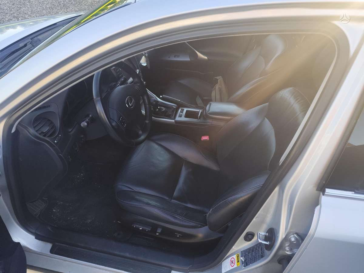 Lexus IS 220, 2.2 l., sedanas