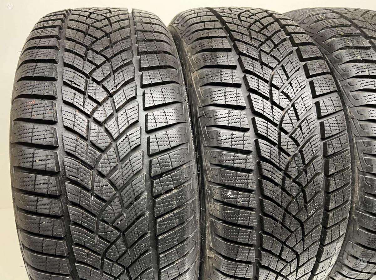 Goodyear UltraGripPerfomance, winter 245/45 R17