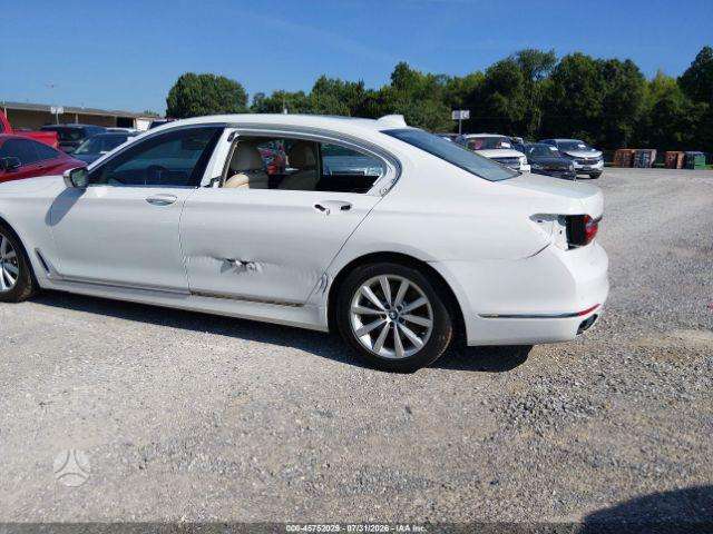 BMW 740, Седан