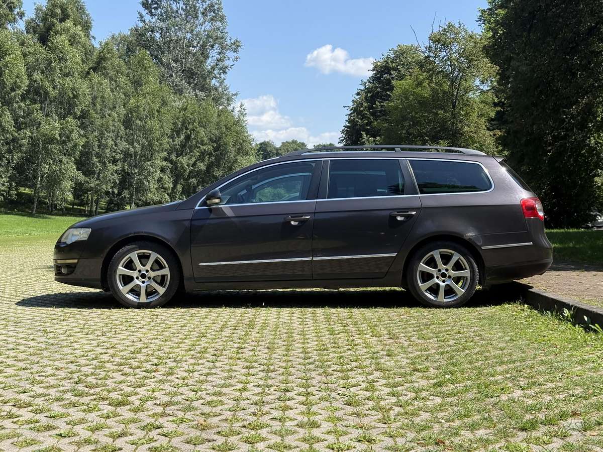 Volkswagen Passat - 1