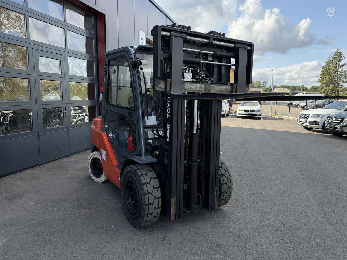 Toyota Tonero35, forklifts