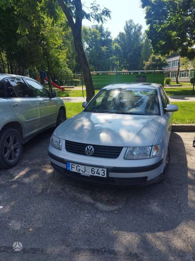 Volkswagen Passat - 1