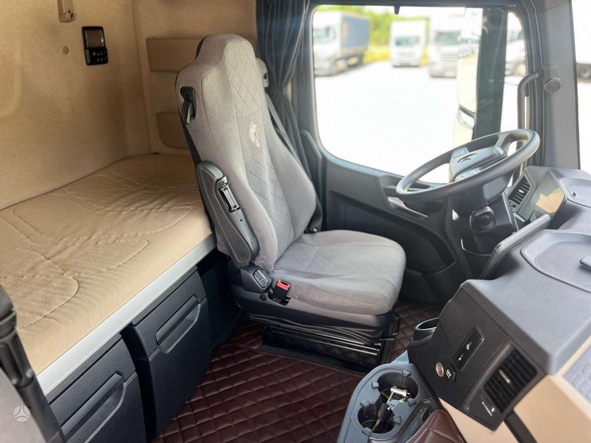 Mercedes-Benz 1845, double sleeper