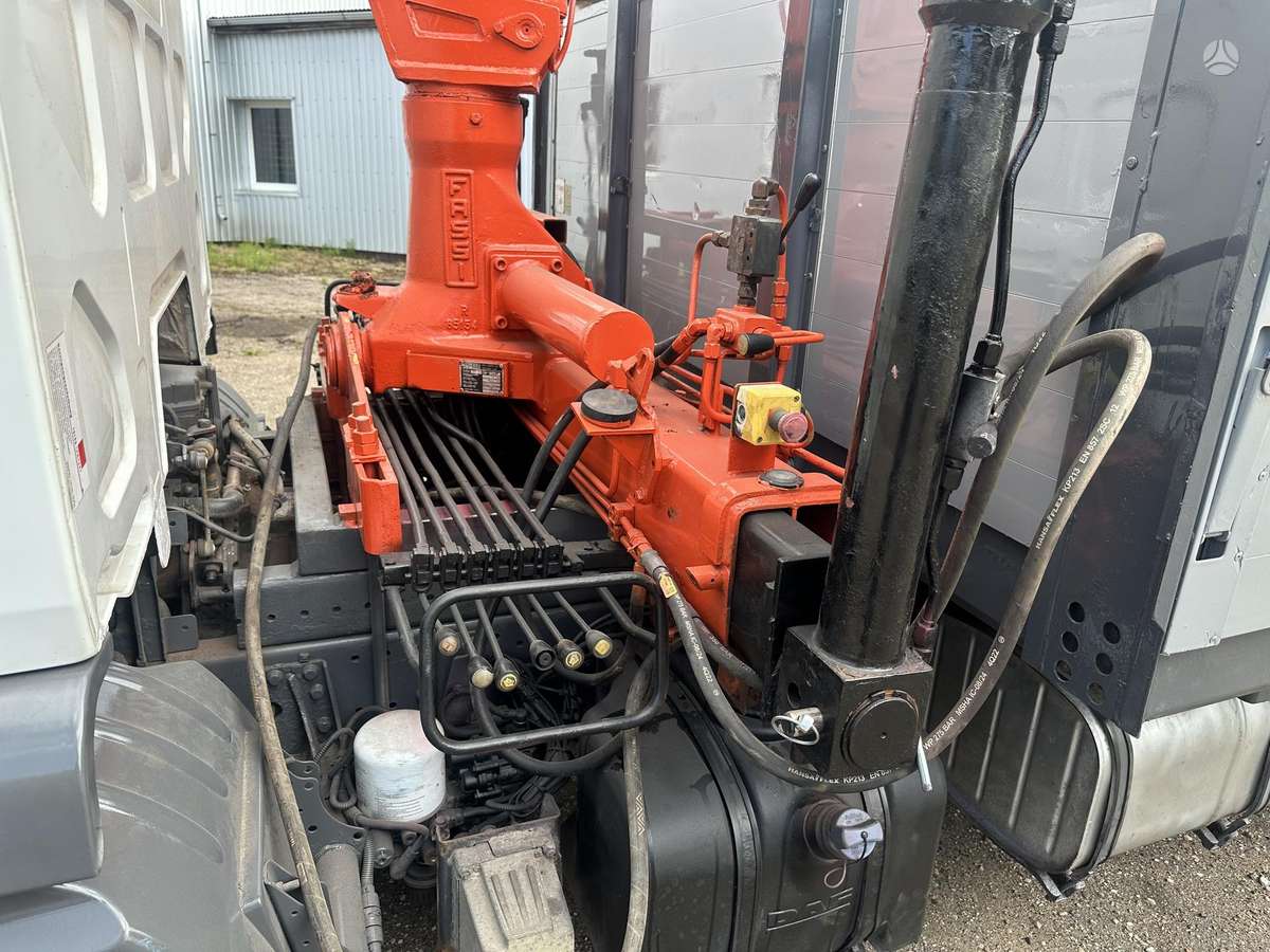 DAF AE 45 LF, savivarčiai su kranu