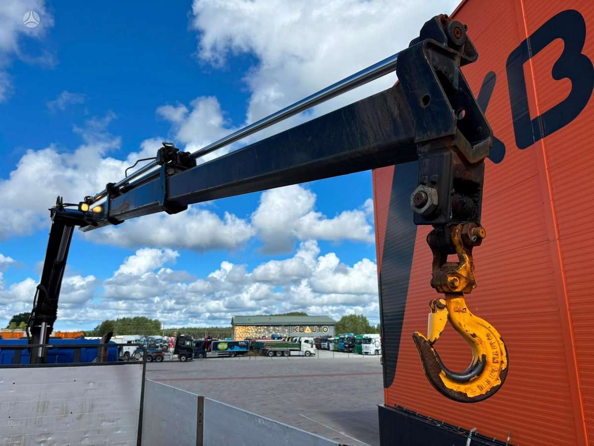 Scania P 320 4x2, su kranu