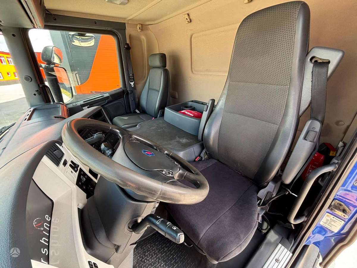 Scania P 320 4x2, с краном