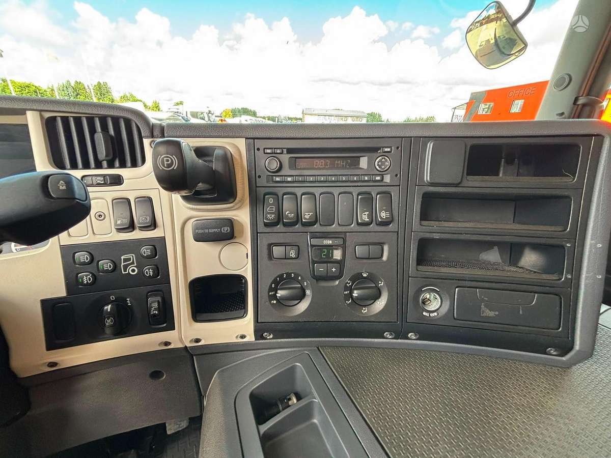 Scania P 320 4x2, su kranu