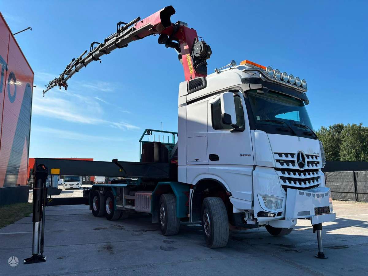 Mercedes-Benz Arocs 3258 8x4, single sleeper