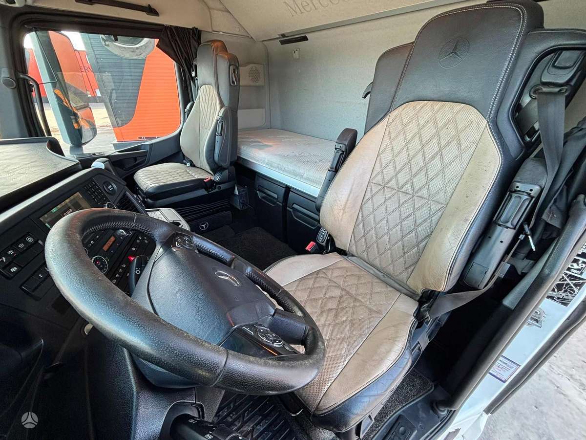 Mercedes-Benz Arocs 3258 8x4, single sleeper