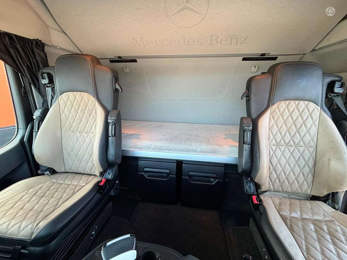Mercedes-Benz Arocs 3258 8x4, single sleeper