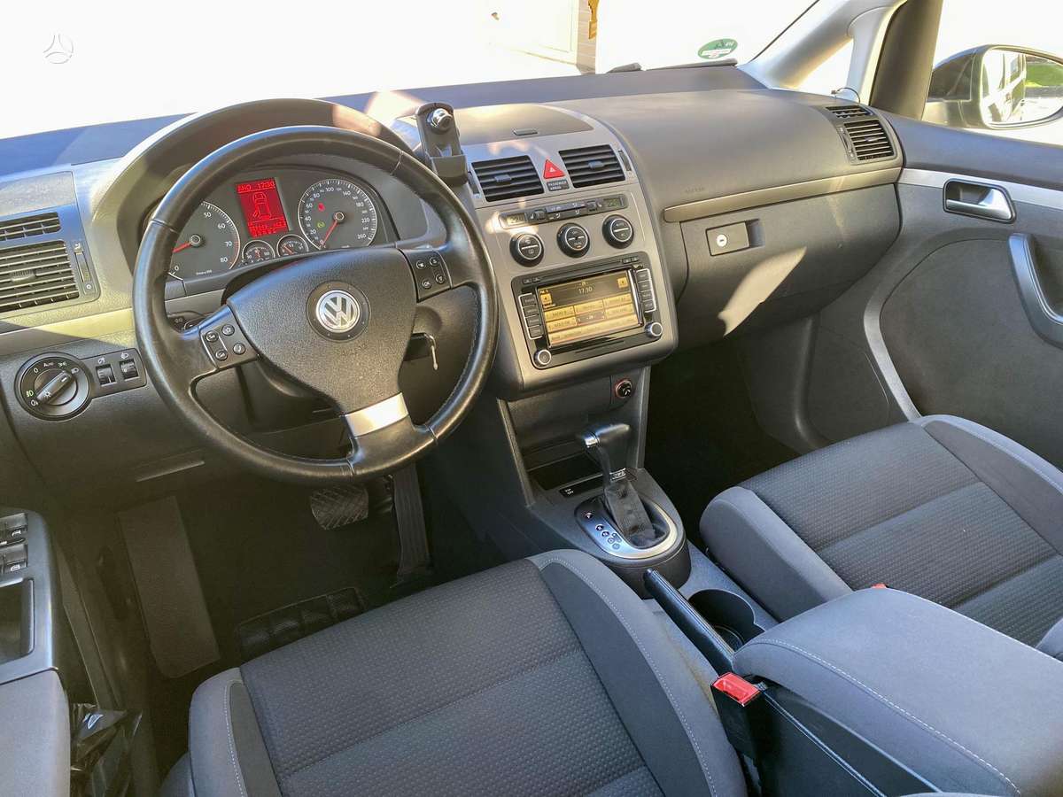 Volkswagen Touran - 12