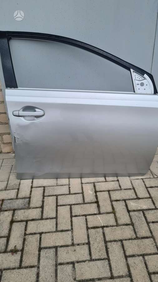Toyota Auris двери