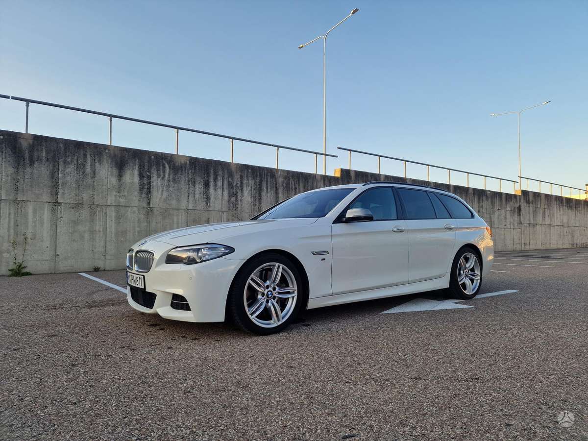 BMW M550, universalas