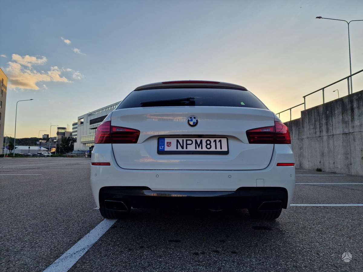 BMW M550, universalas