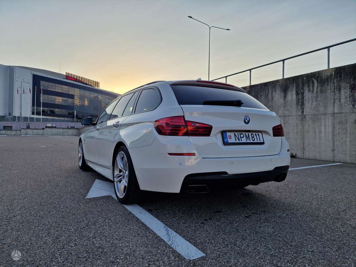 BMW M550, universalas