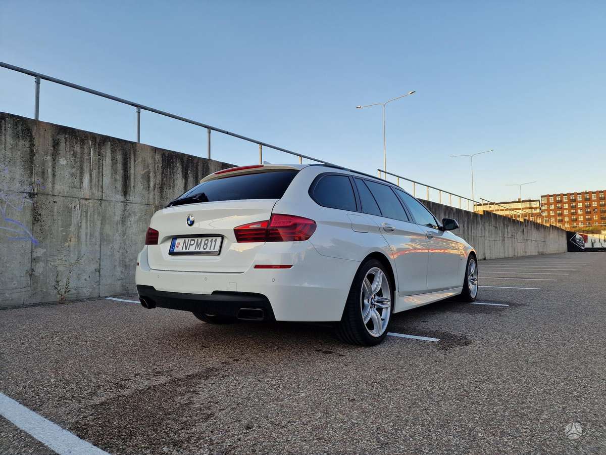 BMW M550, universalas