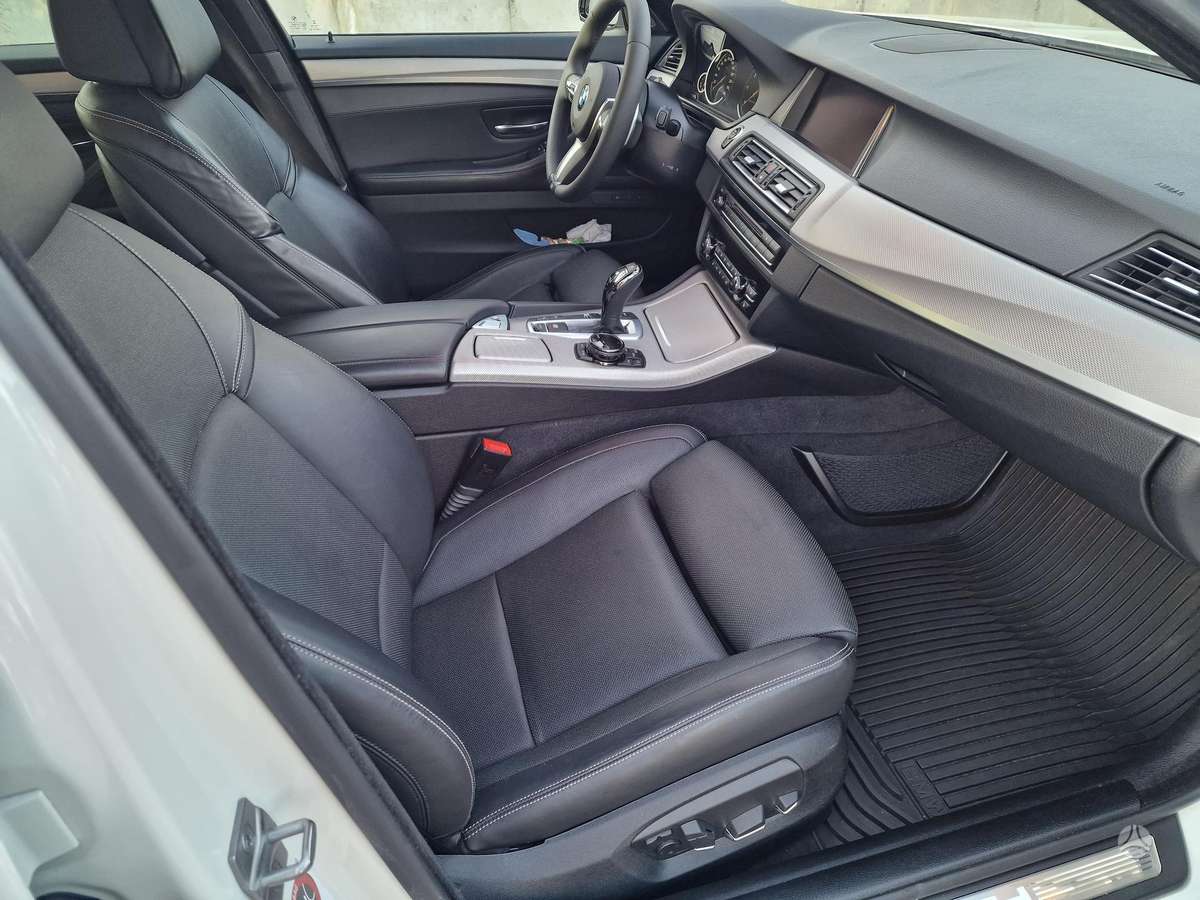 BMW M550, universalas