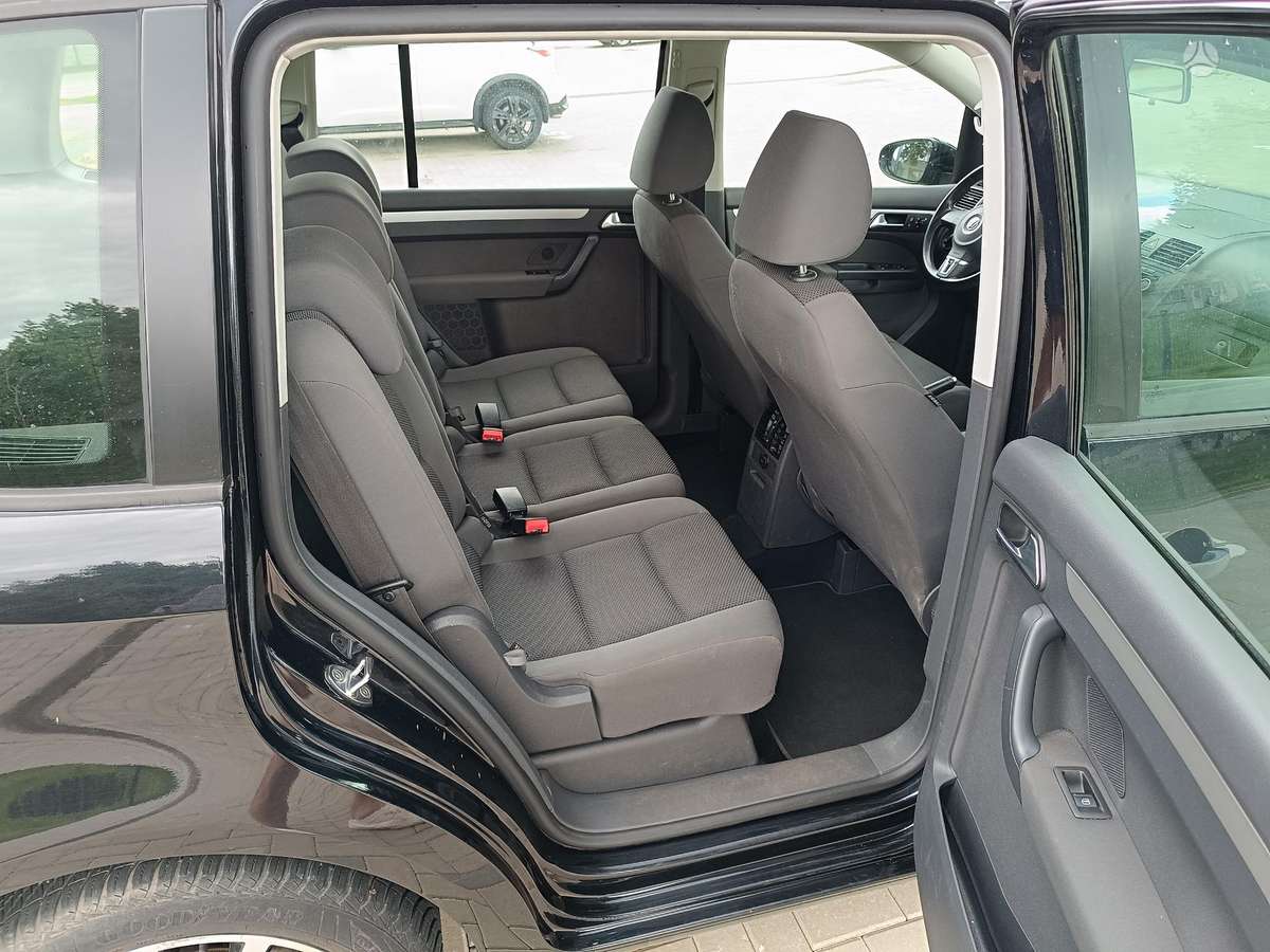 Volkswagen Touran - 11