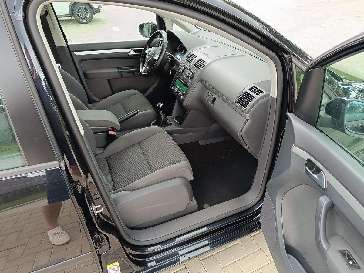 Volkswagen Touran - 12