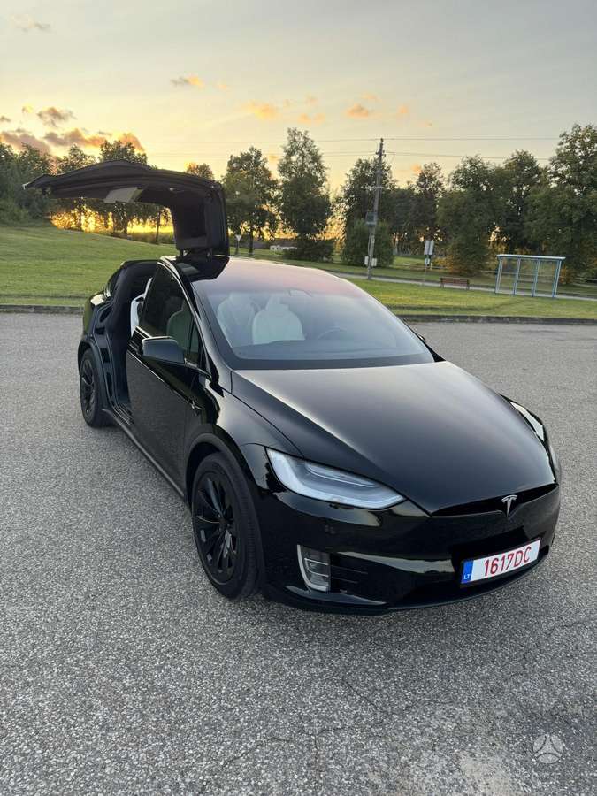 Tesla Model X - 5