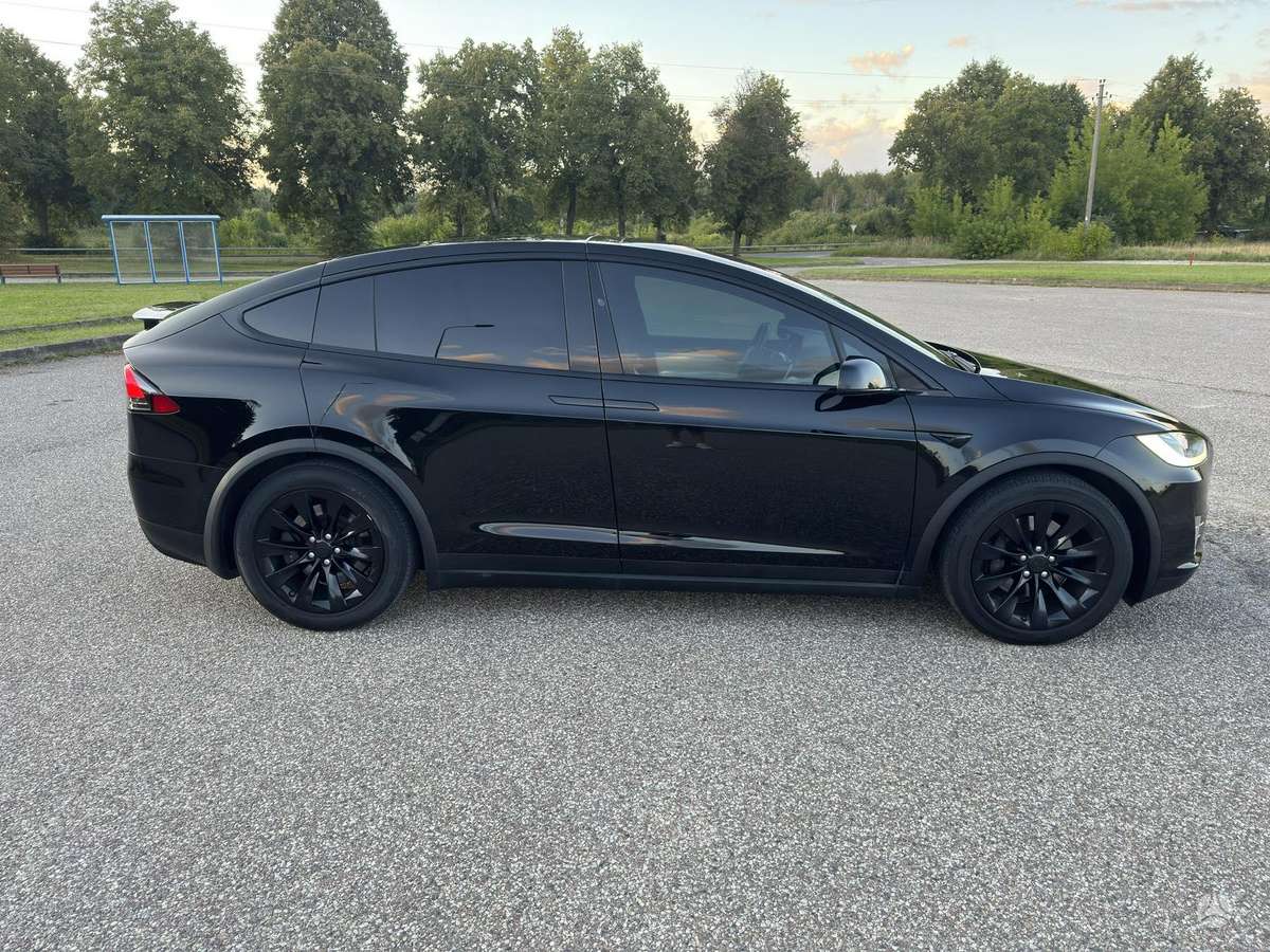 Tesla Model X - 7