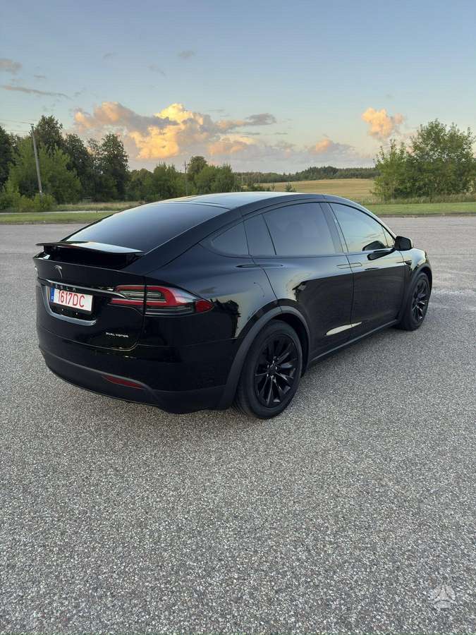 Tesla Model X - 8