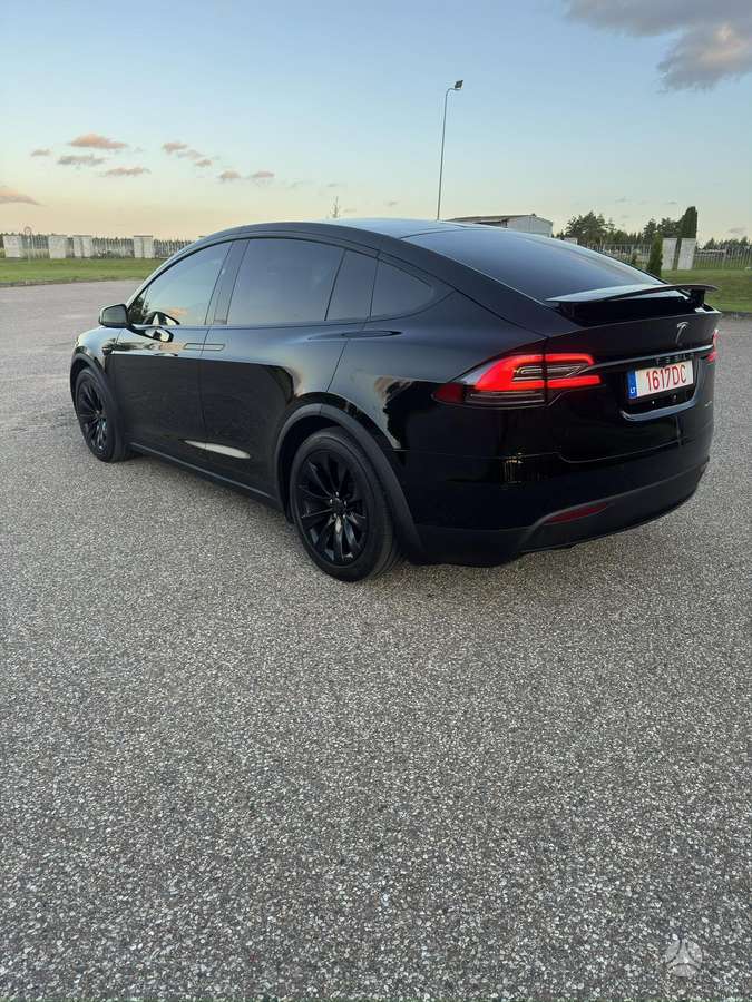 Tesla Model X - 9