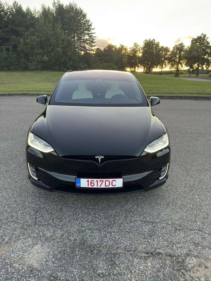 Tesla Model X - 3