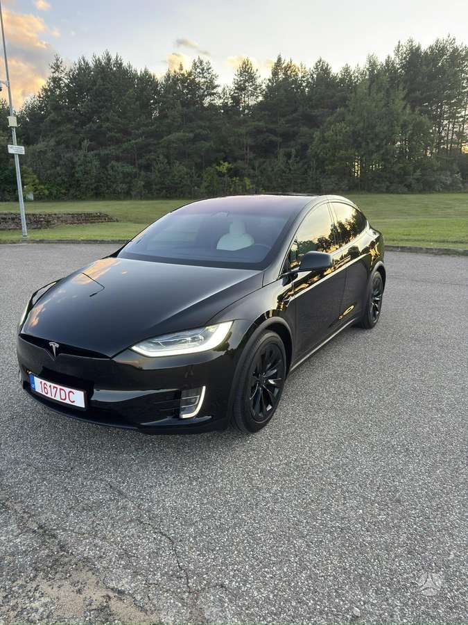 Tesla Model X - 4