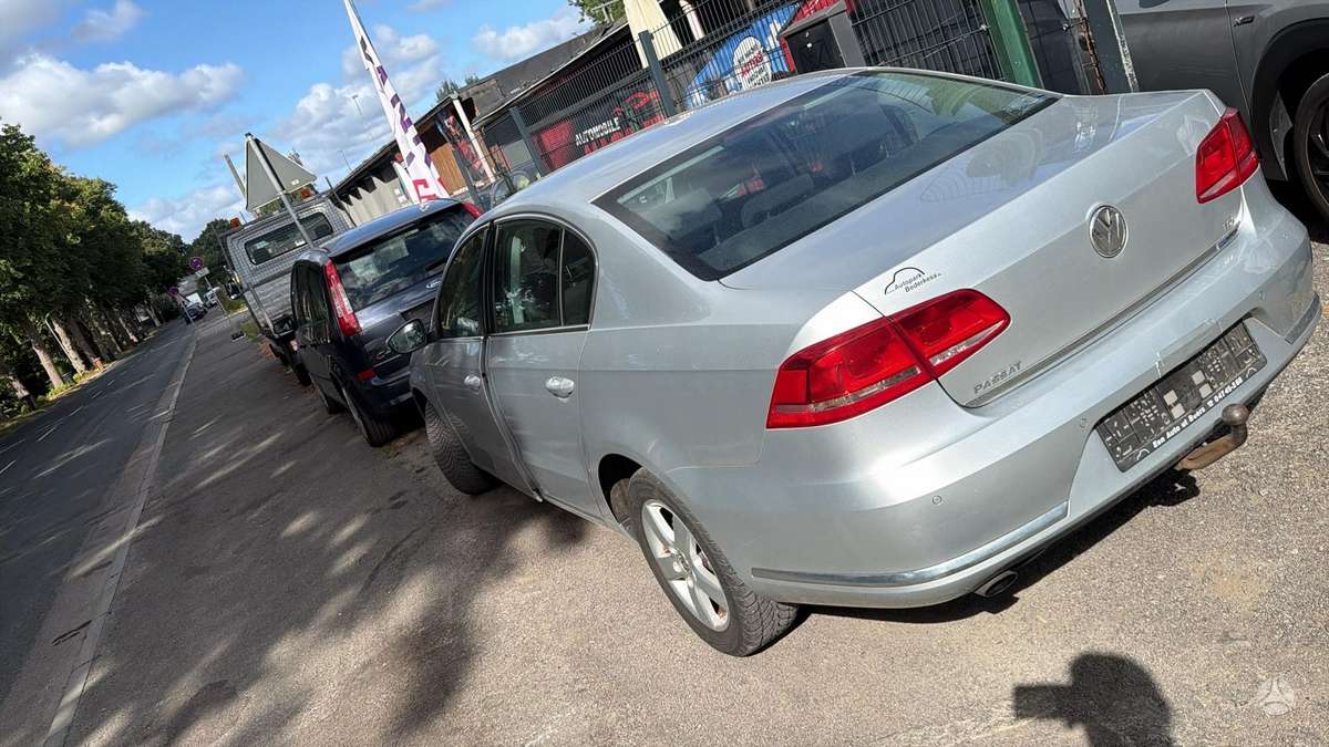 Volkswagen Passat, Седан