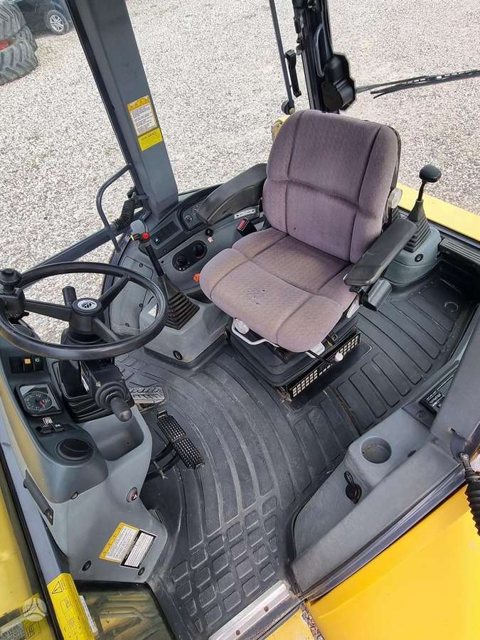 New Holland LB115, excavator loader