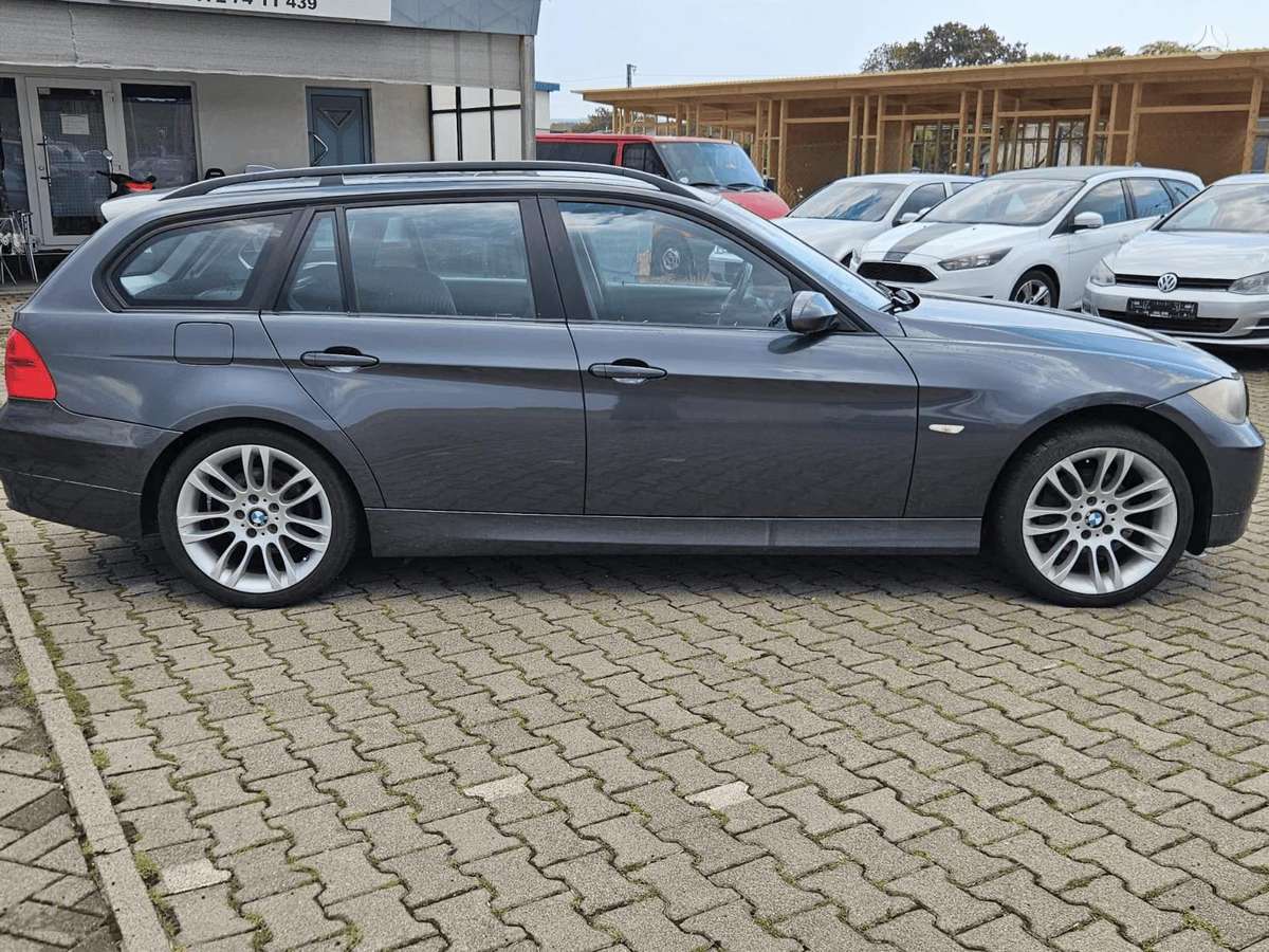 BMW 320, universalas