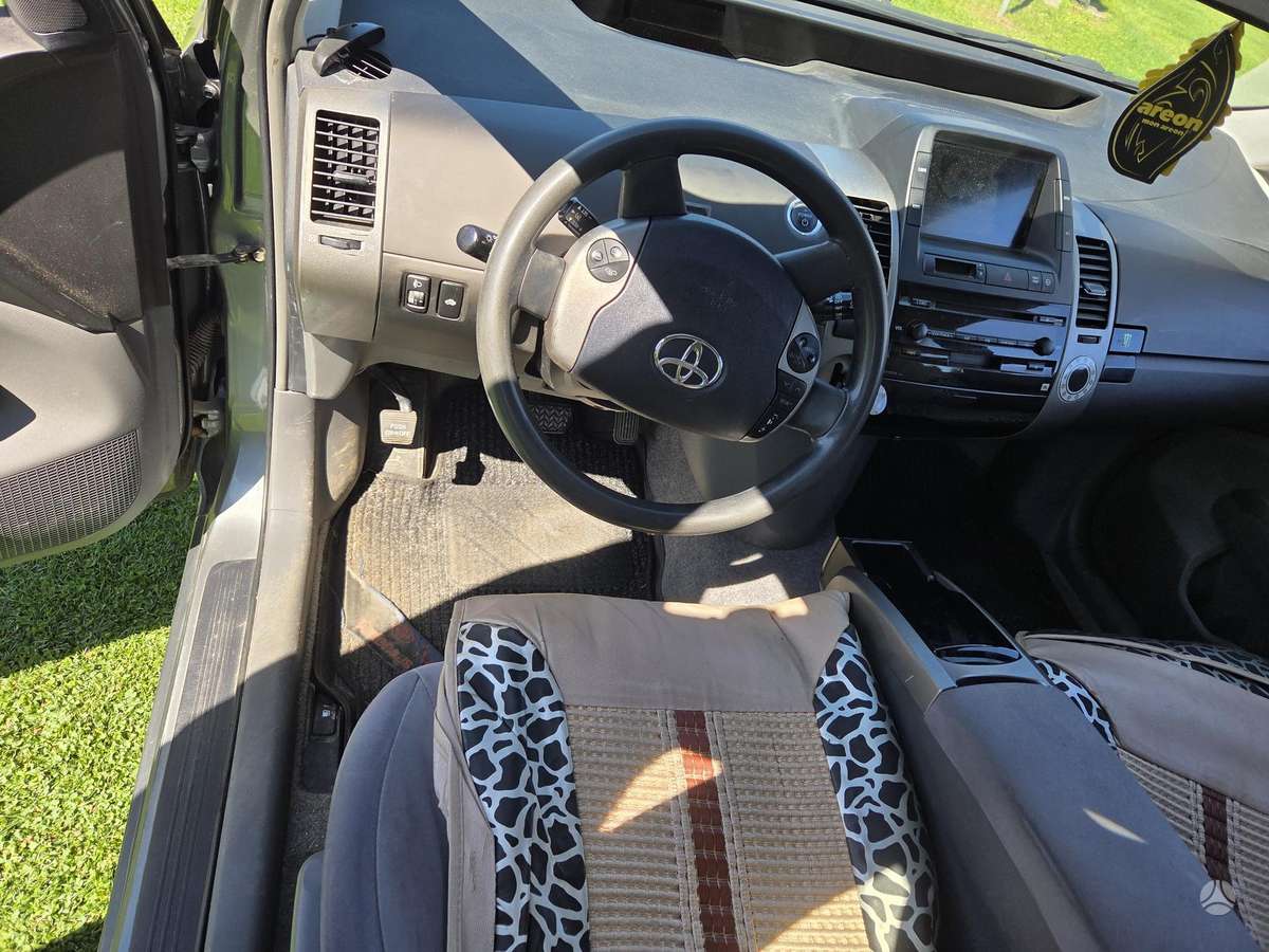 Toyota Prius - 4